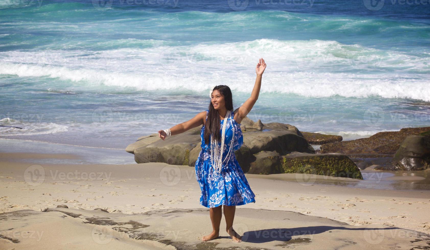 adolescente bailarina de hula en una playa vacía foto