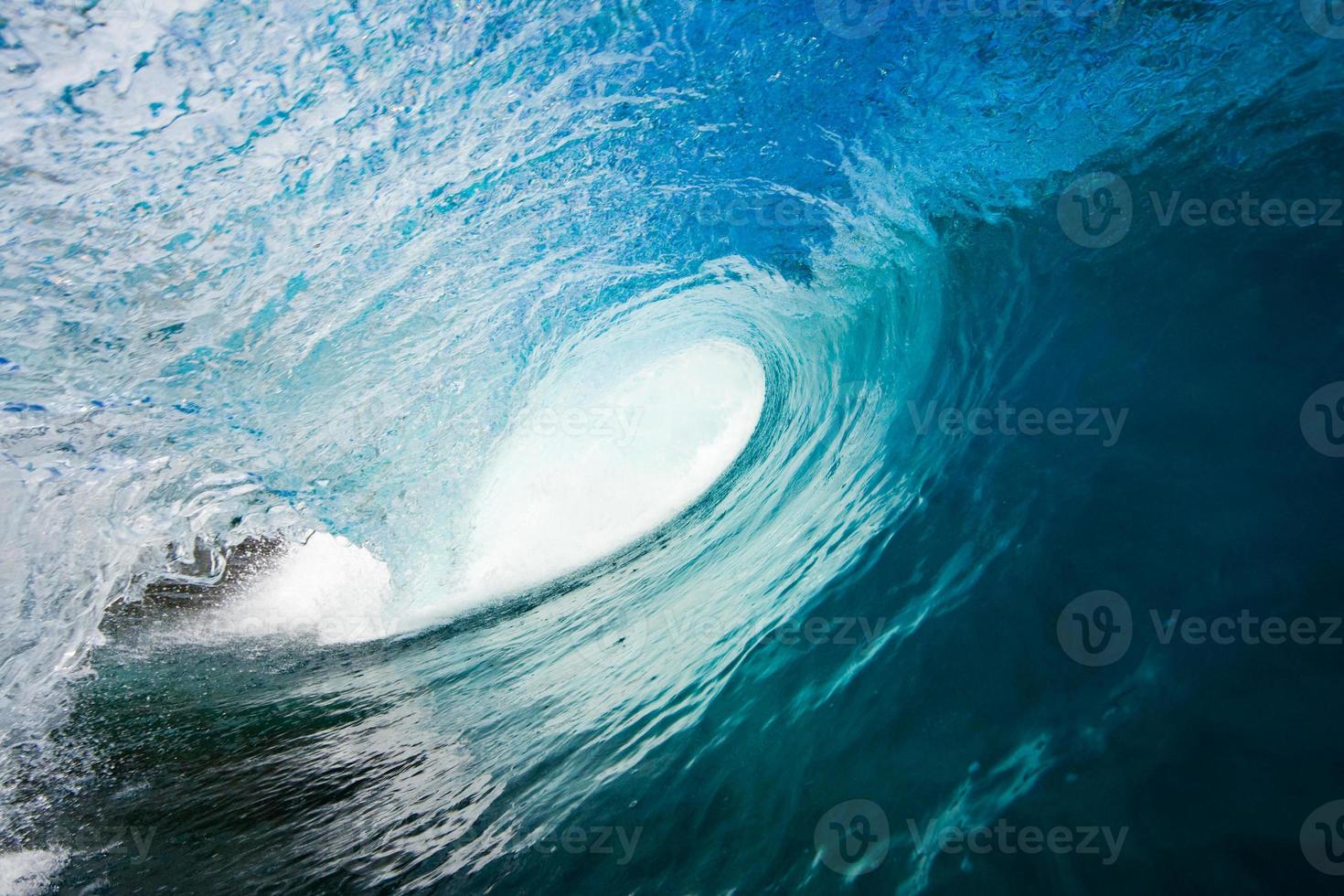Una vista interior de una ola de barril en el océano foto