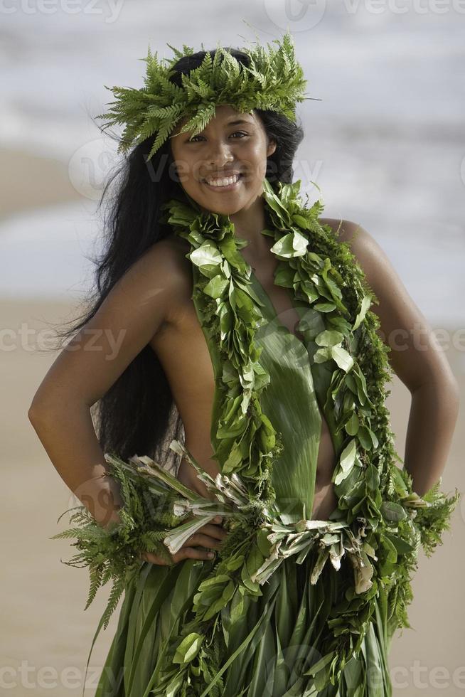 niña hula hawaiana en la playa foto