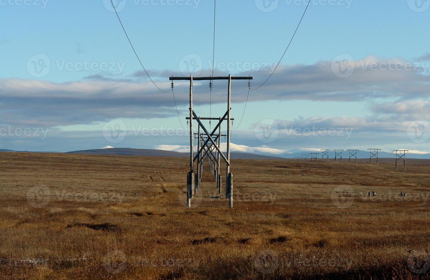 Línea de alta tensión en la tundra chukchi. foto