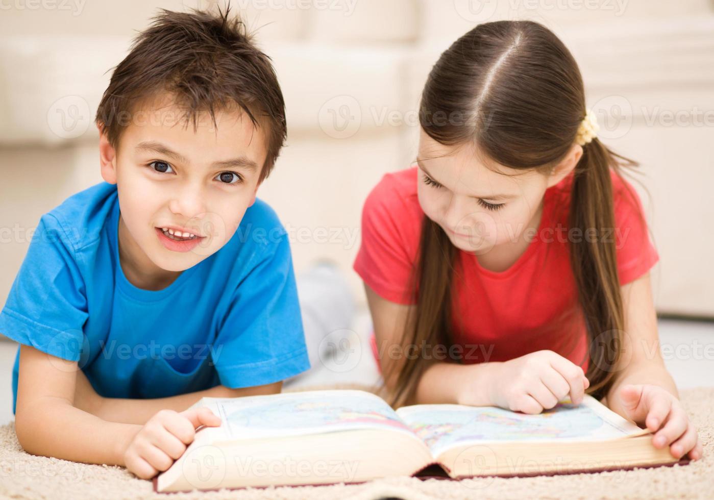 los niños están leyendo el libro foto