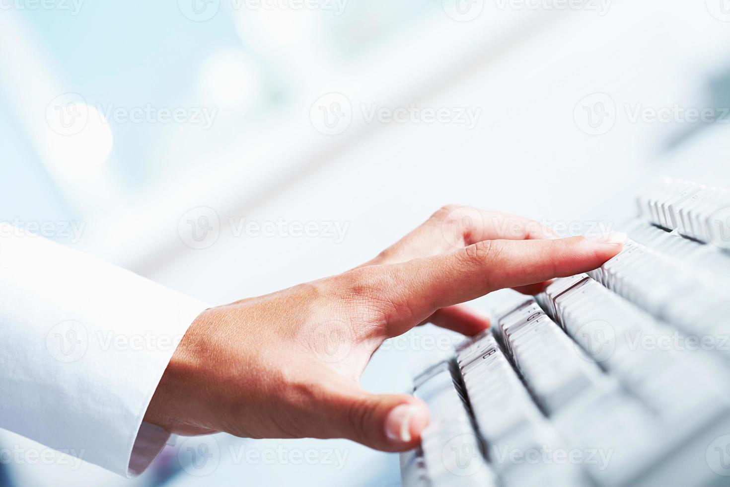 mano en el teclado foto