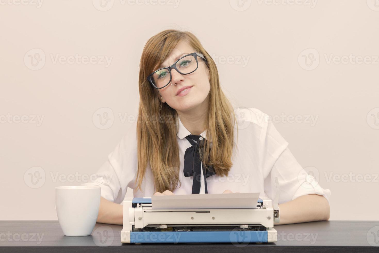 joven escritora en su escritorio foto