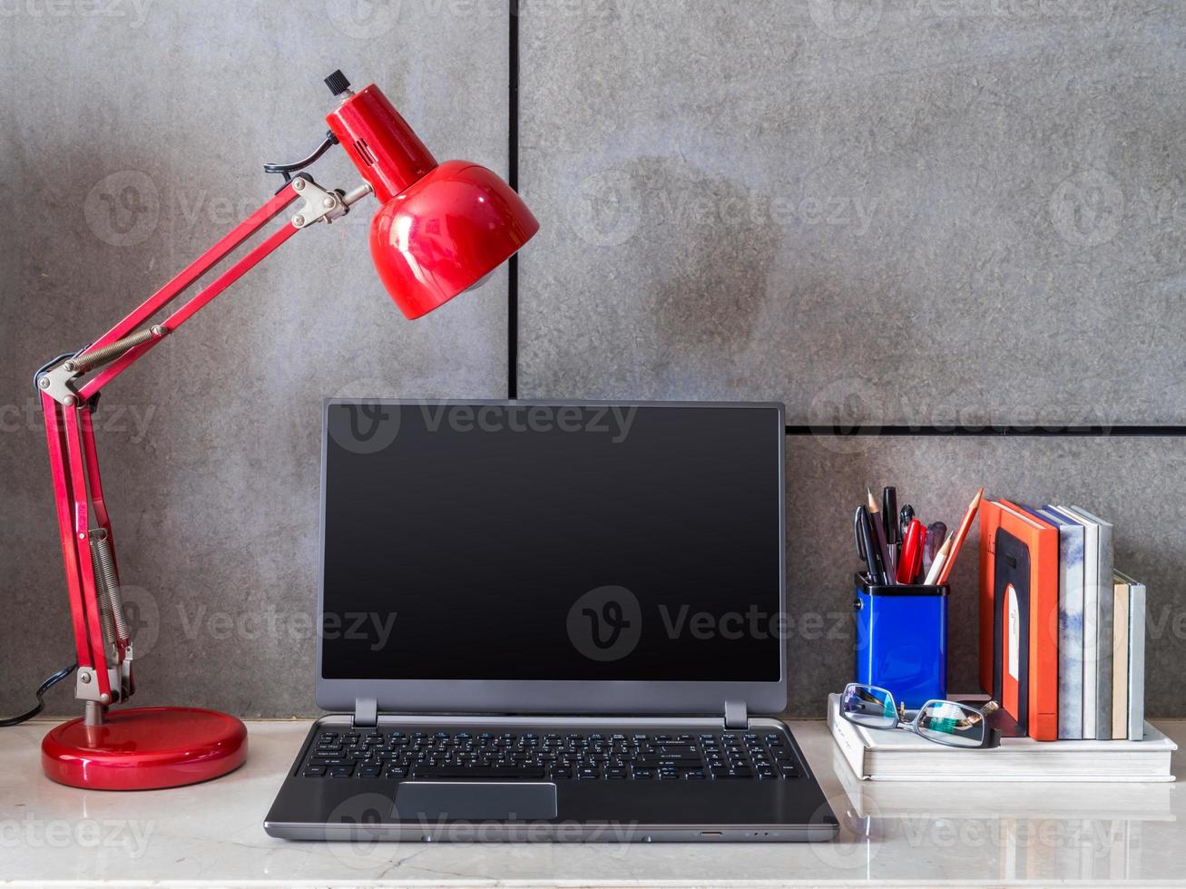escritorio de oficina moderno con laptop y lámpara foto