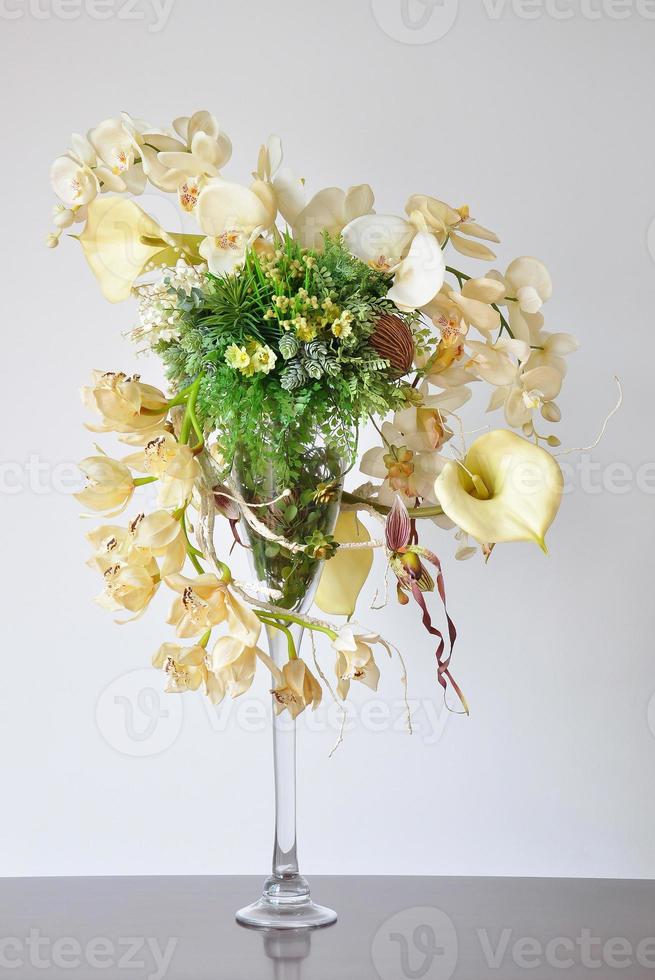 jarrones de flores artificiales en el escritorio. foto