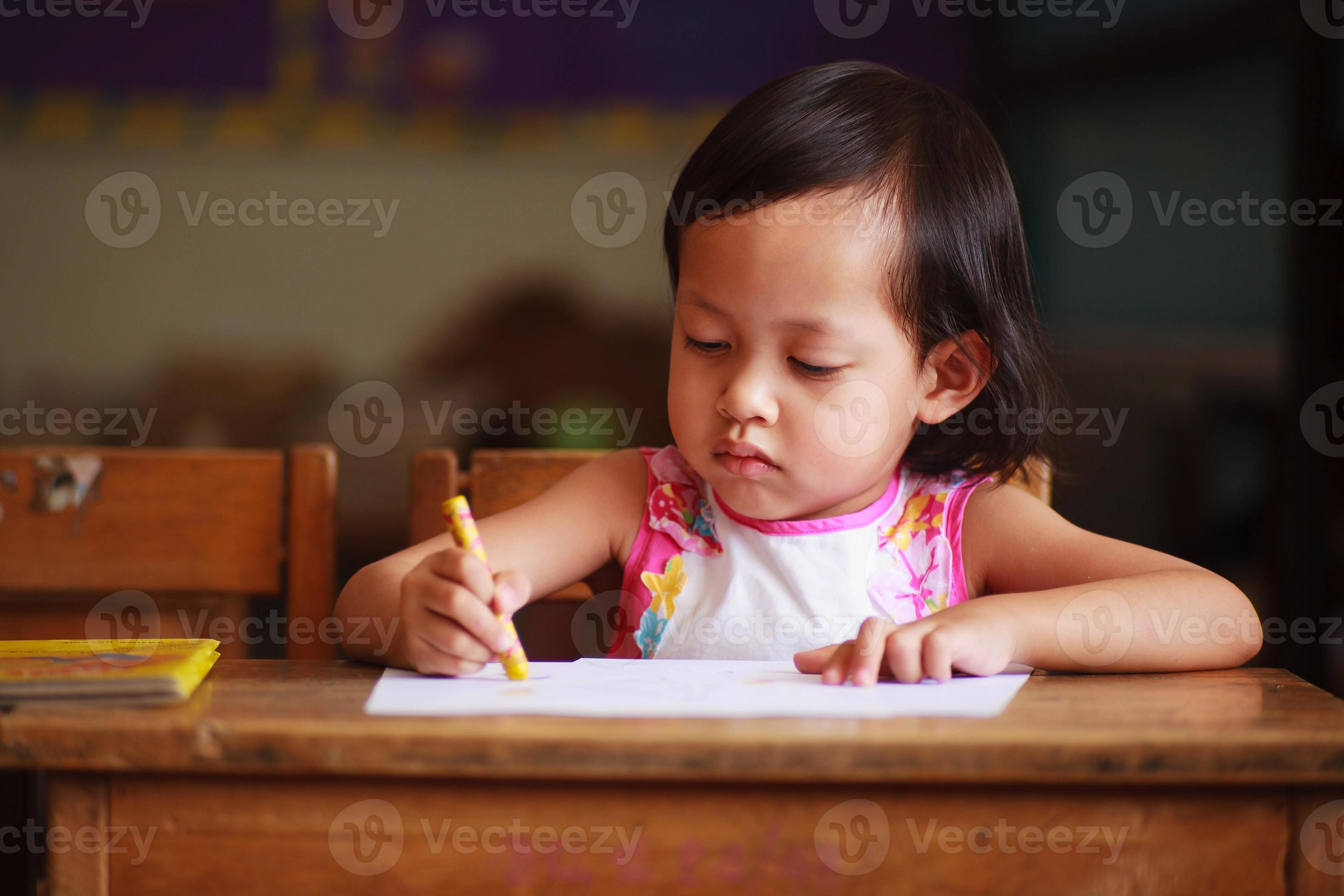niño escribiendo foto