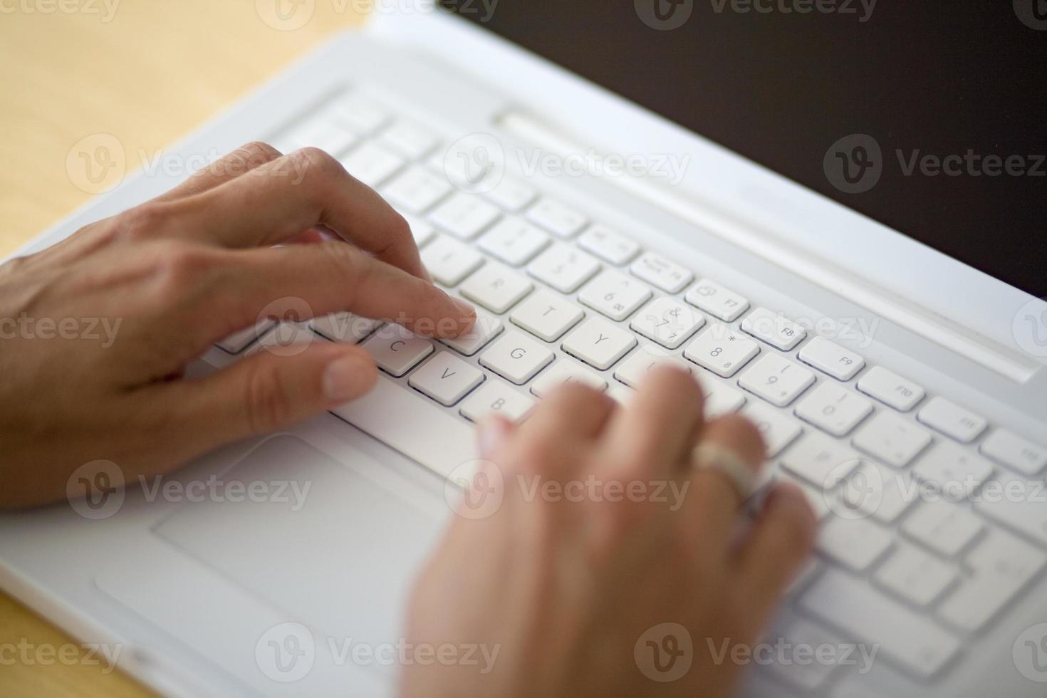 escribiendo en un teclado de notbook foto