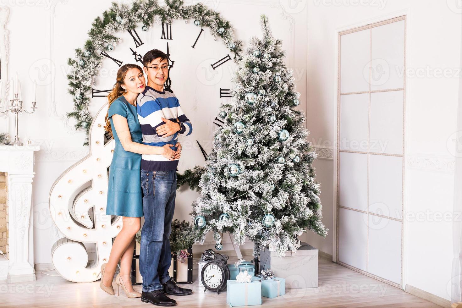 Navidad pareja feliz familia sonriente en casa celebrando el año nuevo.  894632 Foto de stock en Vecteezy