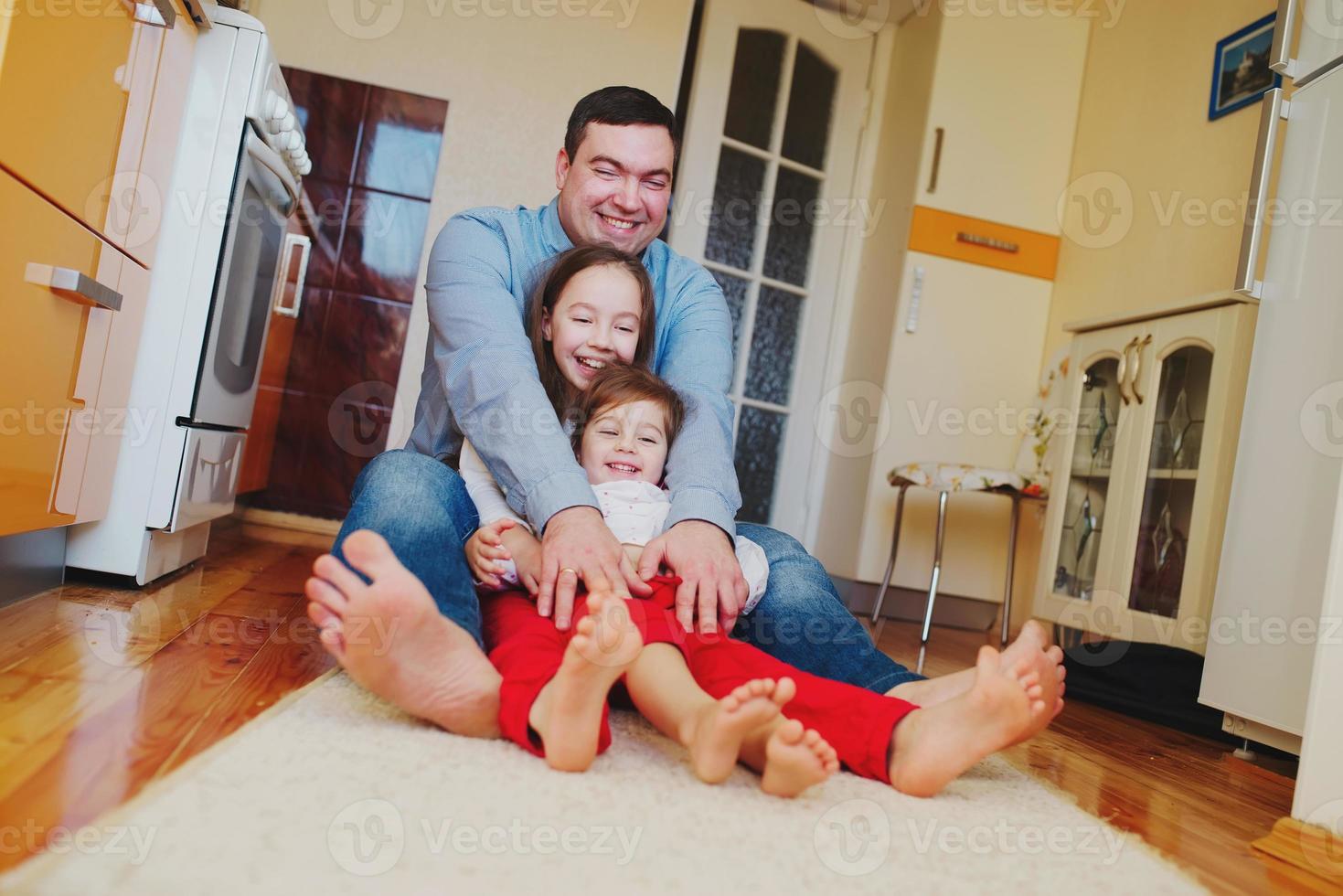 familia feliz en casa en el piso foto