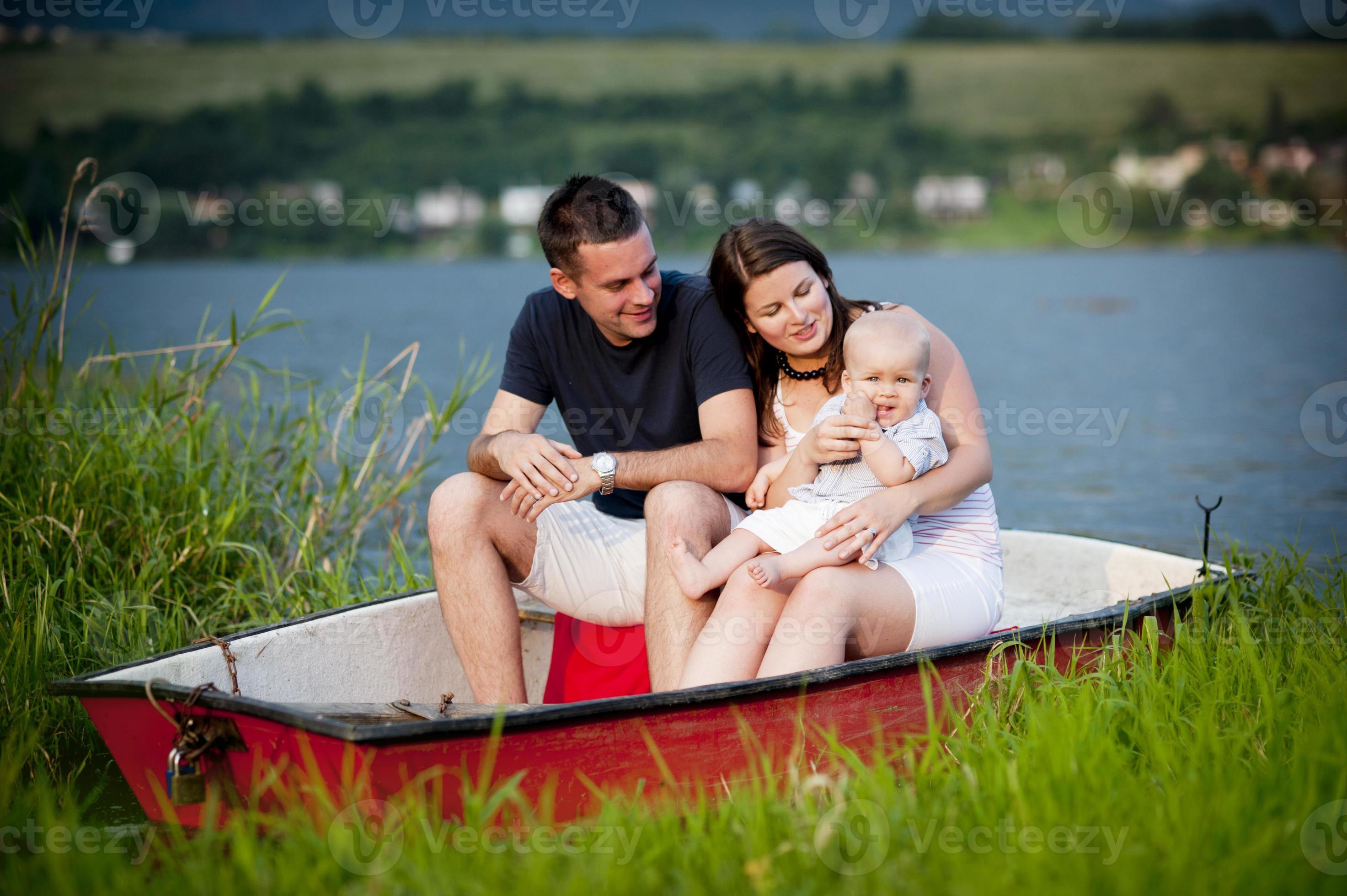 мама и ребенок в лодке. с мамой на речке. корабль для детей. Mother boat. семья на яхте.