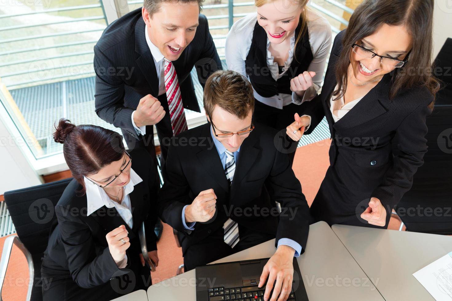 negocios: los empresarios tienen una reunión de equipo en una oficina foto
