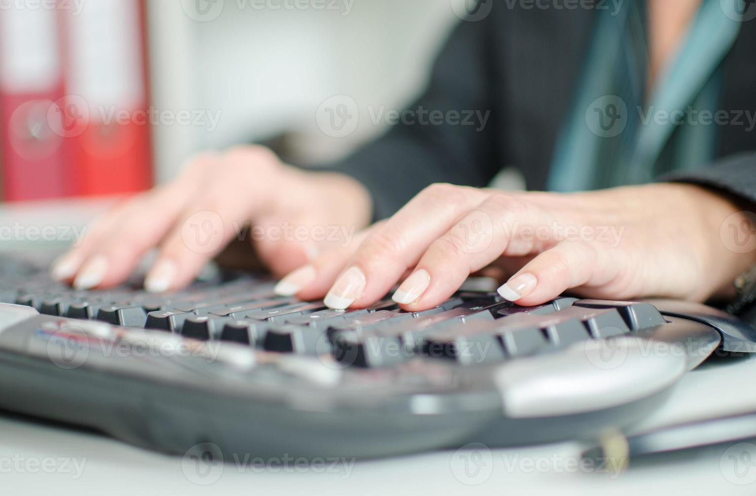 manos escribiendo en un teclado foto