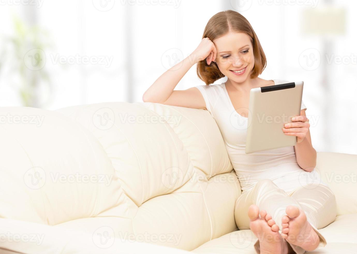 mujer feliz con tablet pc en casa foto