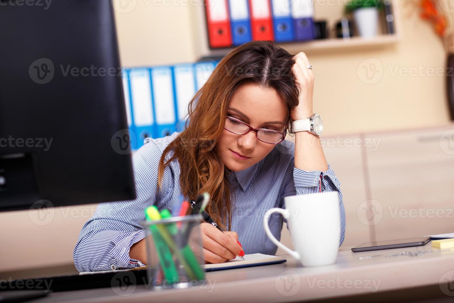 Retrato de empresaria frustrada en la oficina foto