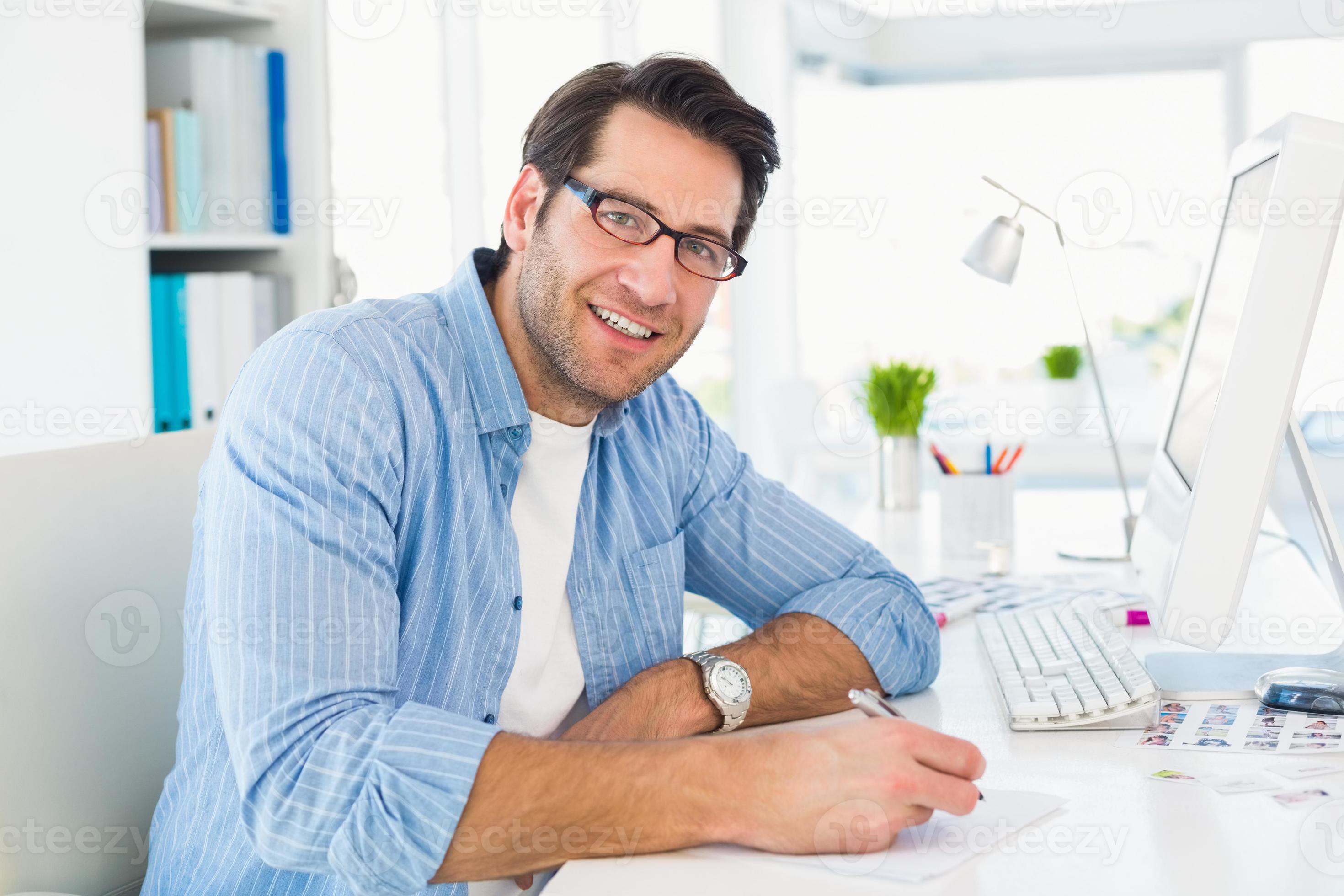 однако здравствуйте с михаилом леонтьевым. михаил леонтьев журналист. редактор однако. мужчина копирайтер. редактор однако.