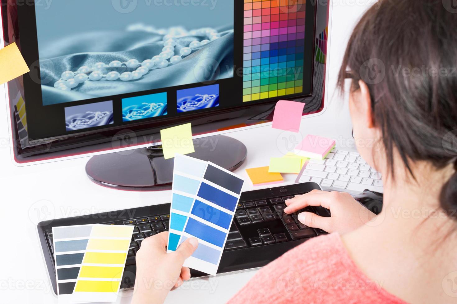 Diseñador gráfico en el trabajo. muestras de color foto