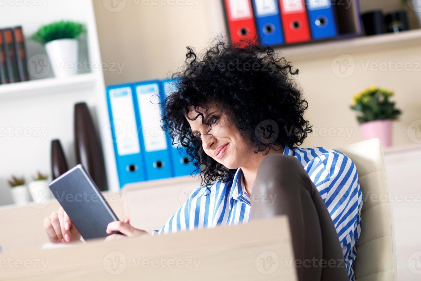 mujer usando tableta foto