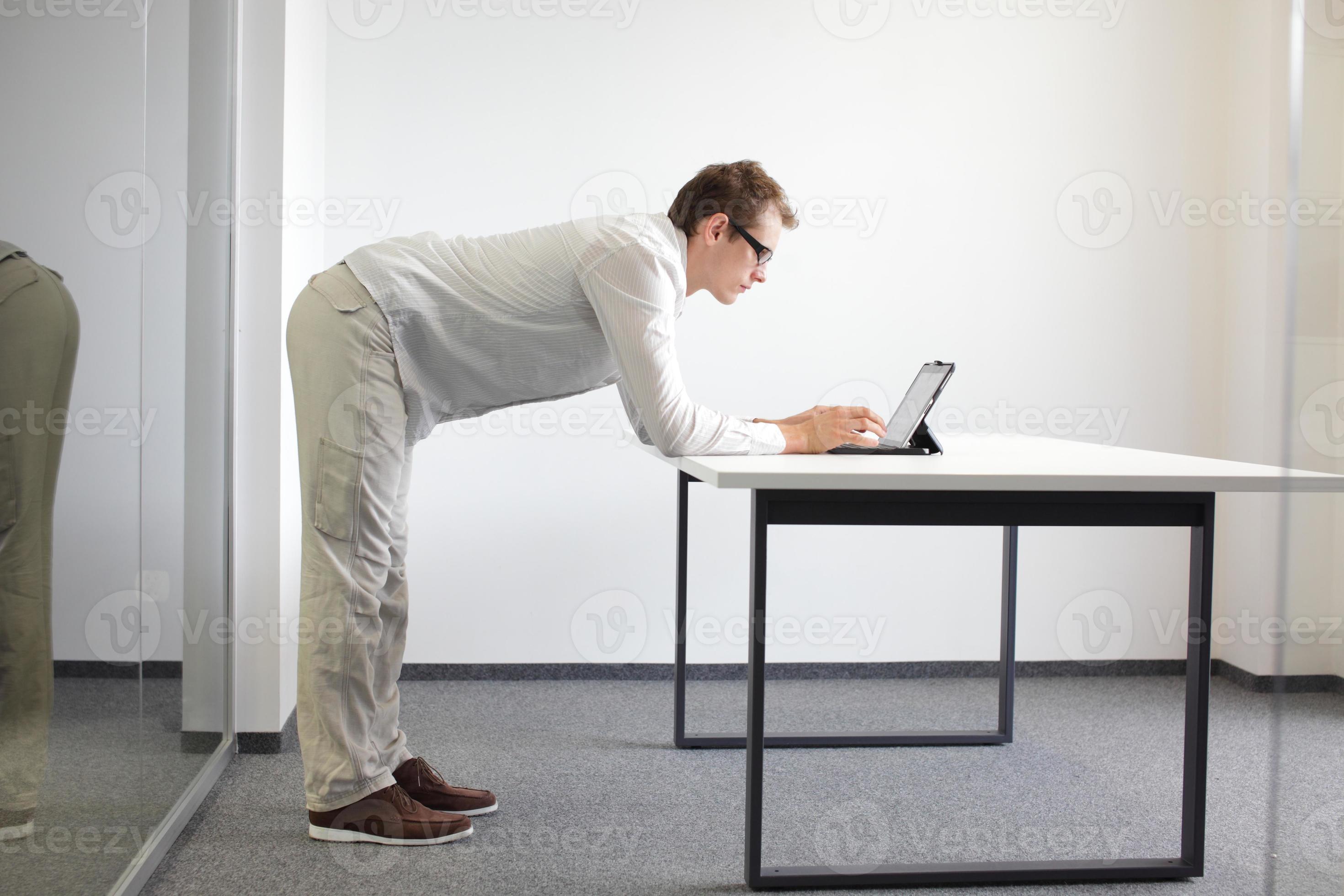 ejercicio durante el trabajo de oficina - hombre con tableta en su oficina foto