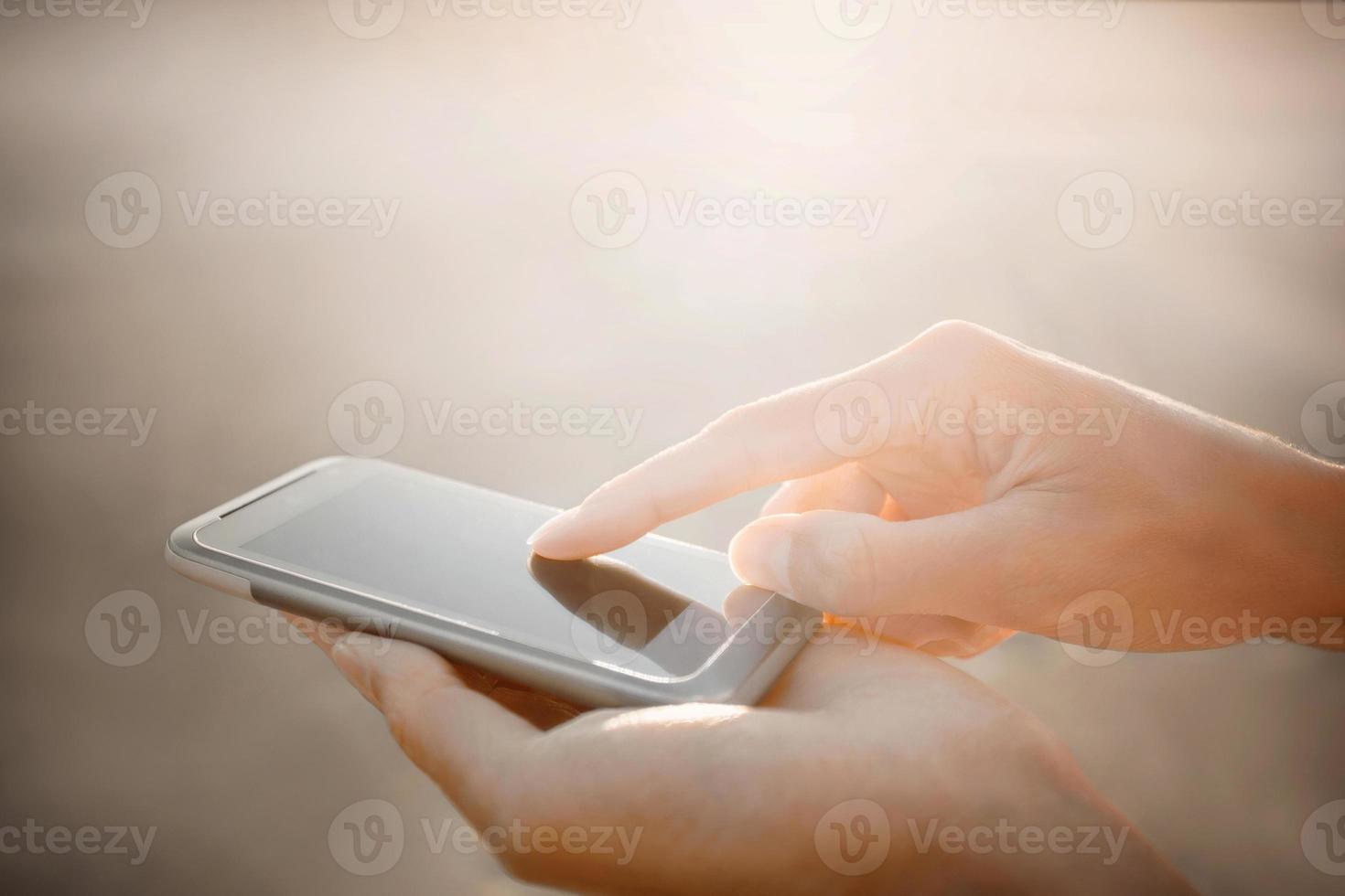 usando un teléfono inteligente foto