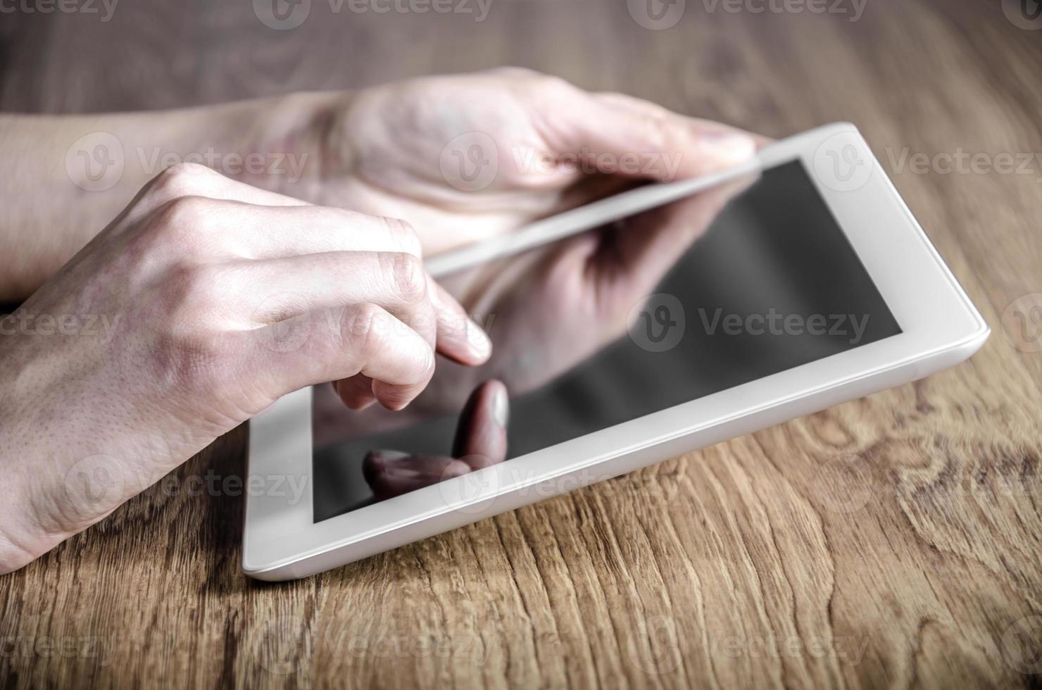 tableta blanca con una pantalla en blanco foto