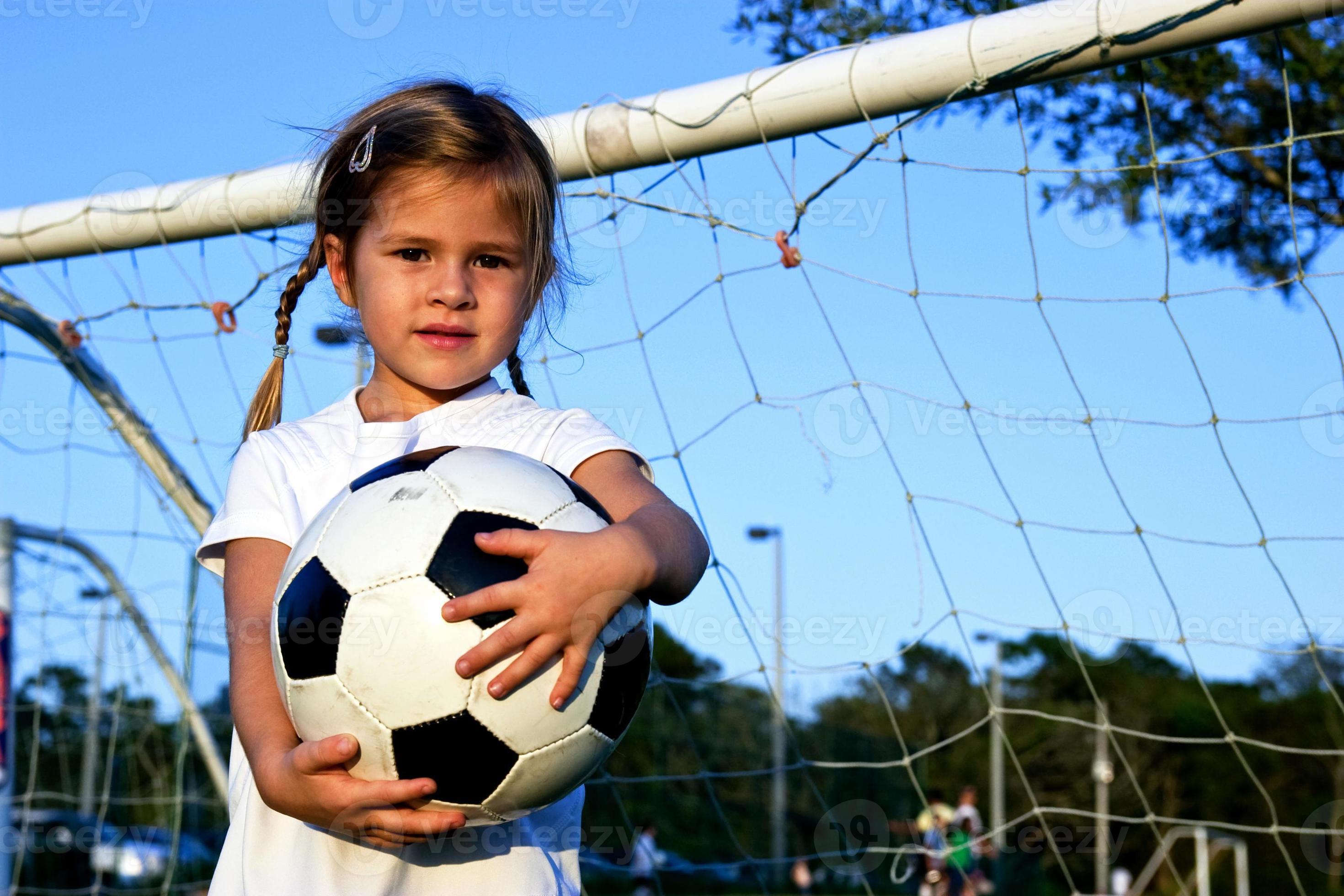 Девочка с мячиком. Little football. Дети футболисты. Мальчик с футбольным мячом. Мальчик с футбольным мячом.