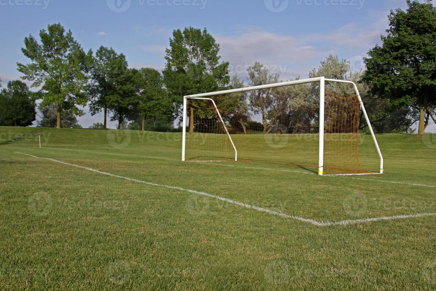 Un gol de fútbol vacío en un campo de juego foto