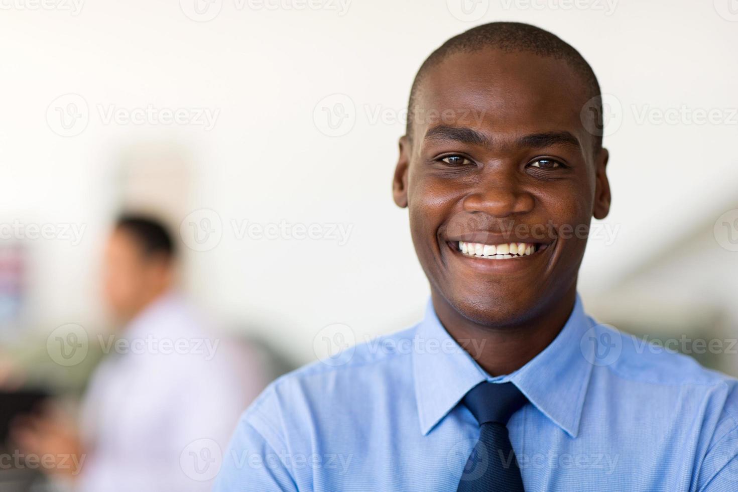 feliz y sonriente joven empresario afroamericano foto