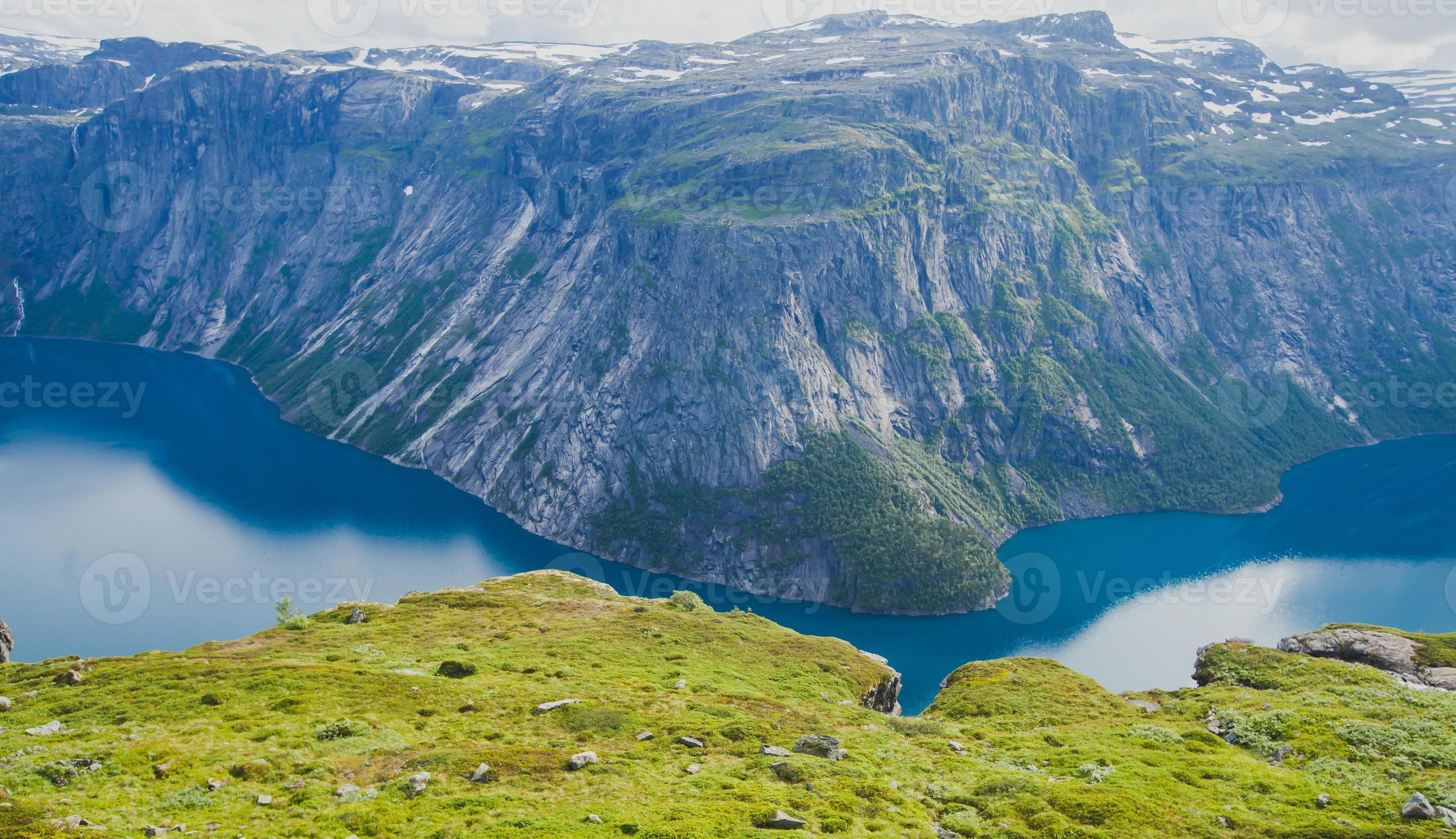 Hermoso panorama de verano noruego paisaje de montaña cerca de trolltunga, Noruega foto