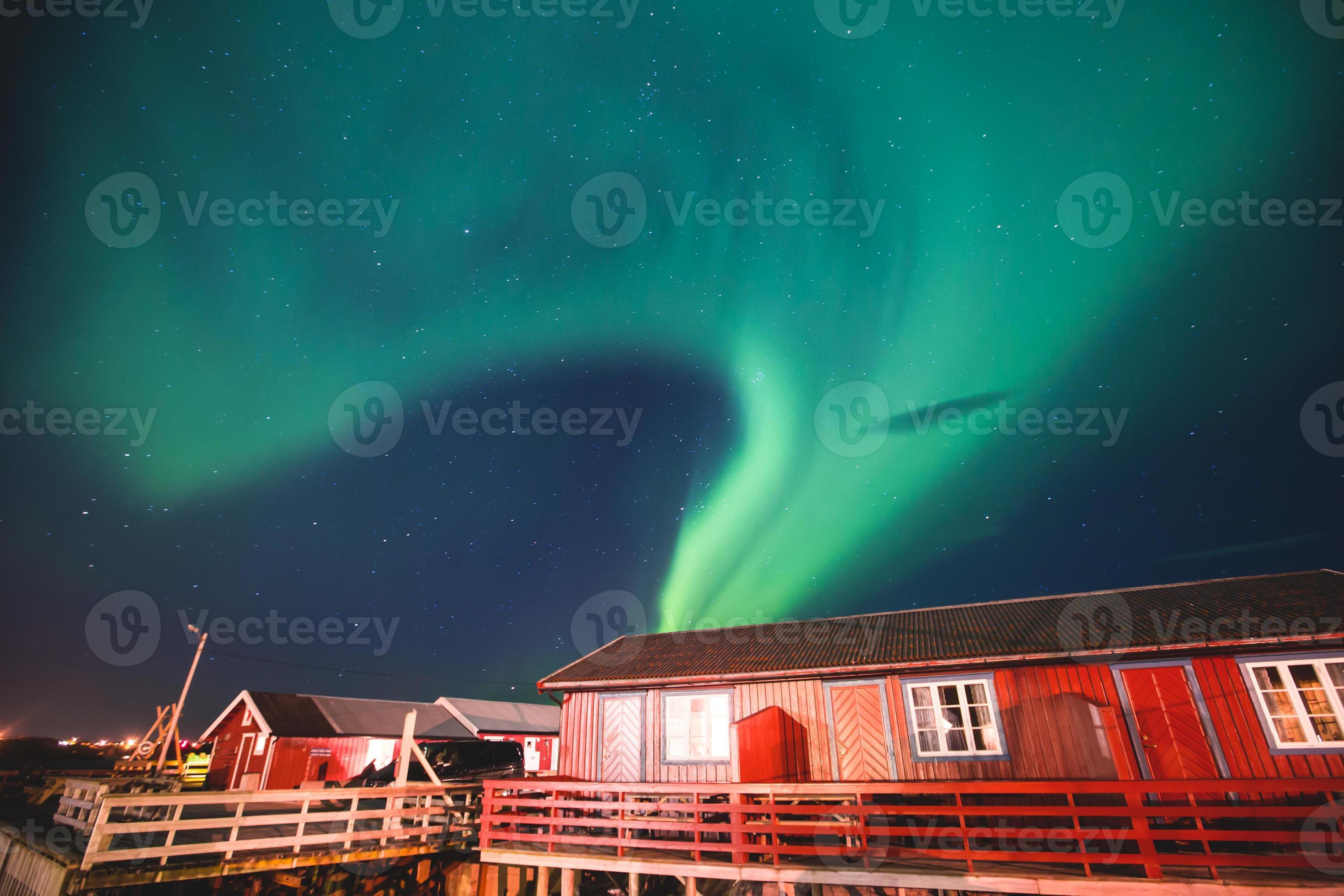 aurora boreal masiva vibrante auroras boreales en noruega, islas lofoten foto