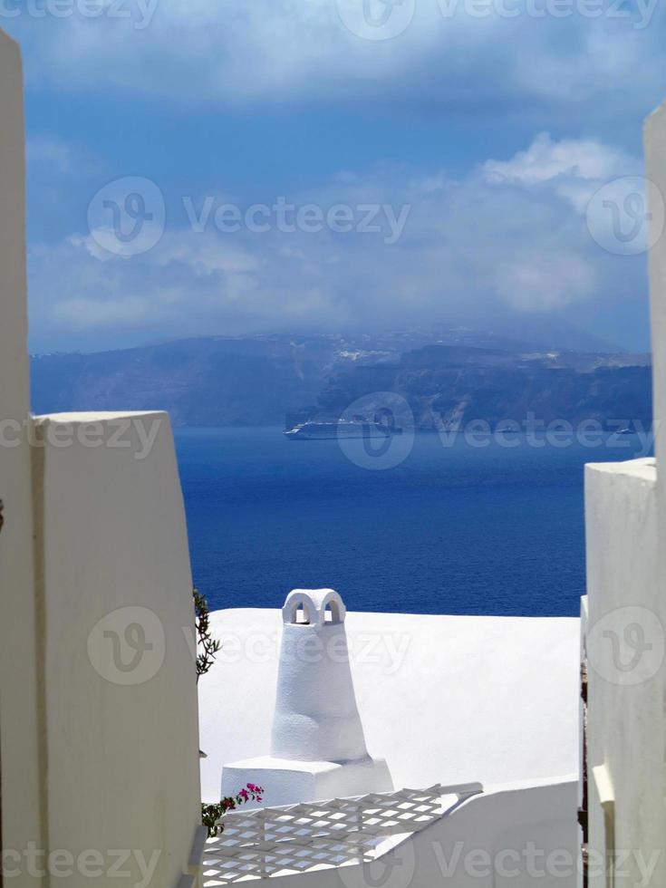 isla de santorini grecia - hermosa casa típica con wal blanco foto
