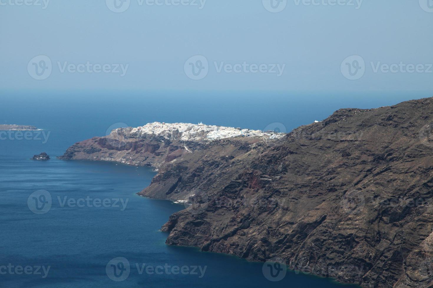 Oia en la isla de Santorini en las Cícladas foto