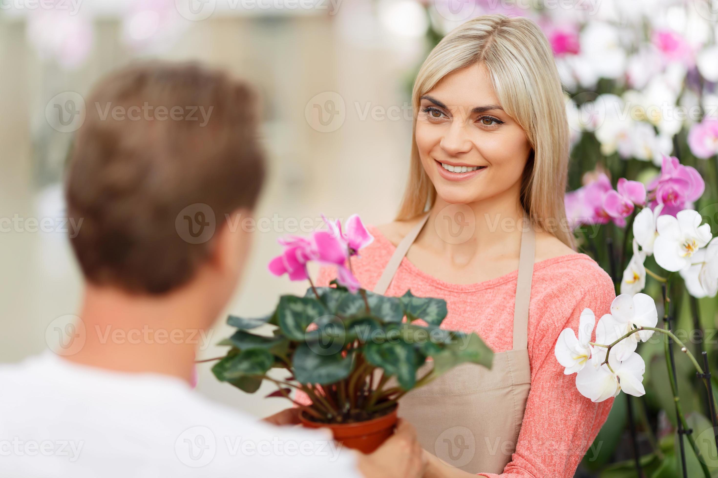 Professional florist selling flowers 900592 Stock Photo at Vecteezy