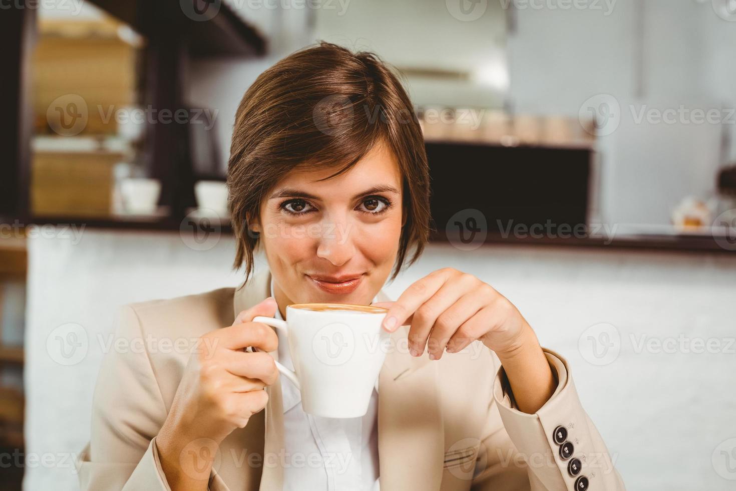 bonita empresaria disfrutando de su café foto