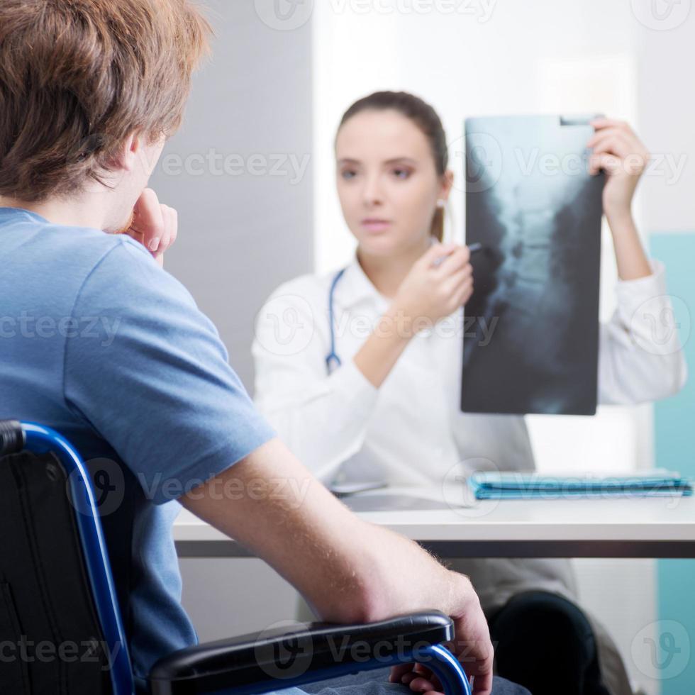paciente con joven medico foto