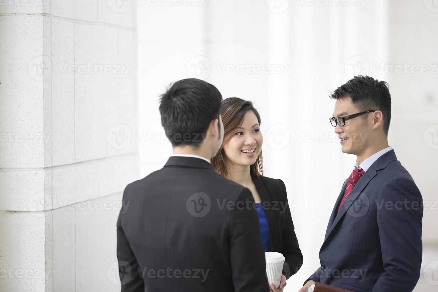 colegas de negocios asiáticos hablando foto