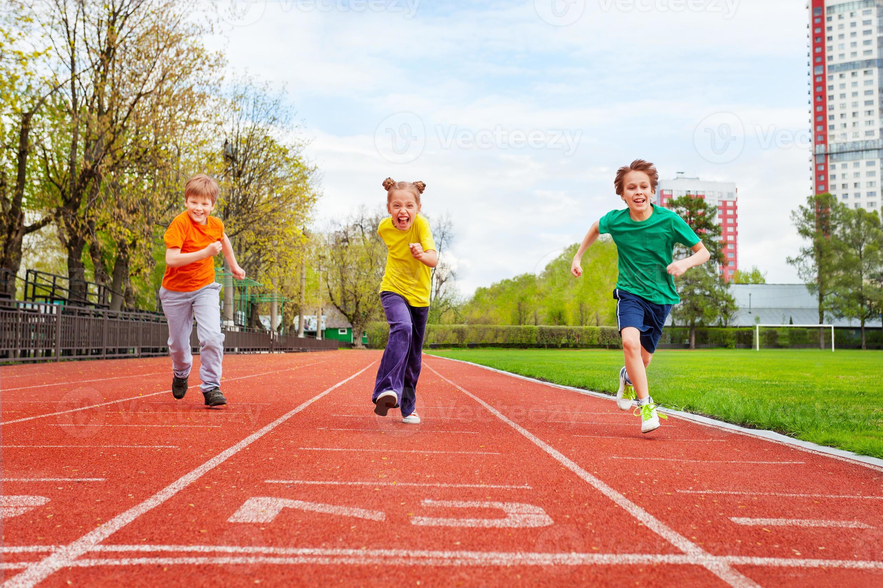 niños corriendo el maratón en la línea de meta 902731 Foto de stock en