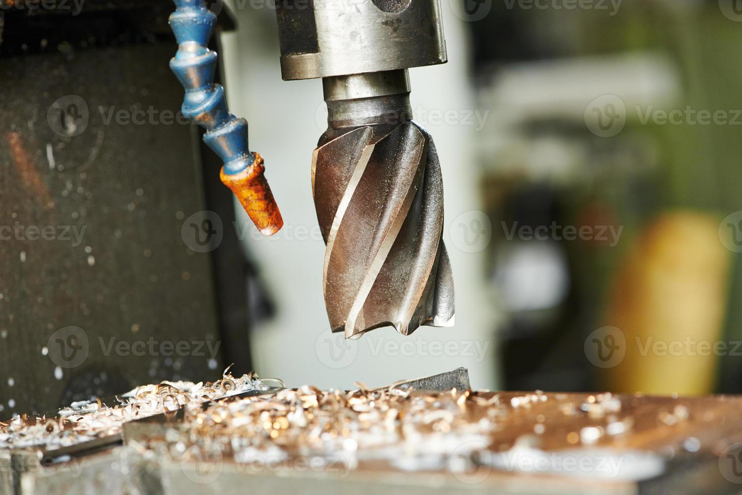 proceso de perforación de metal en máquina herramienta foto