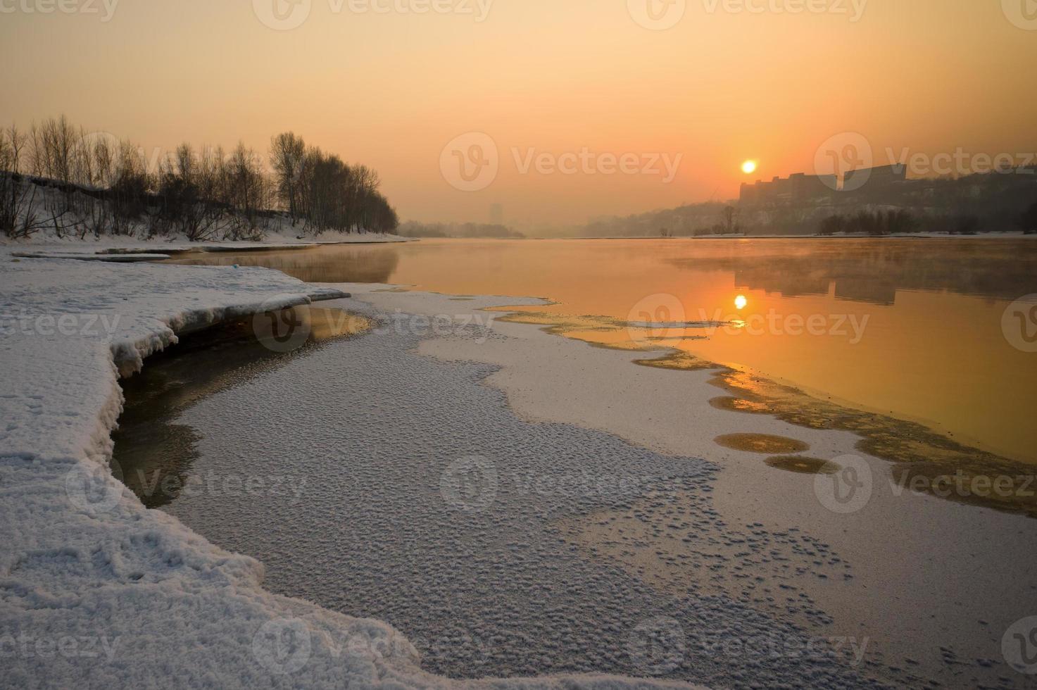 puesta de sol en el río foto