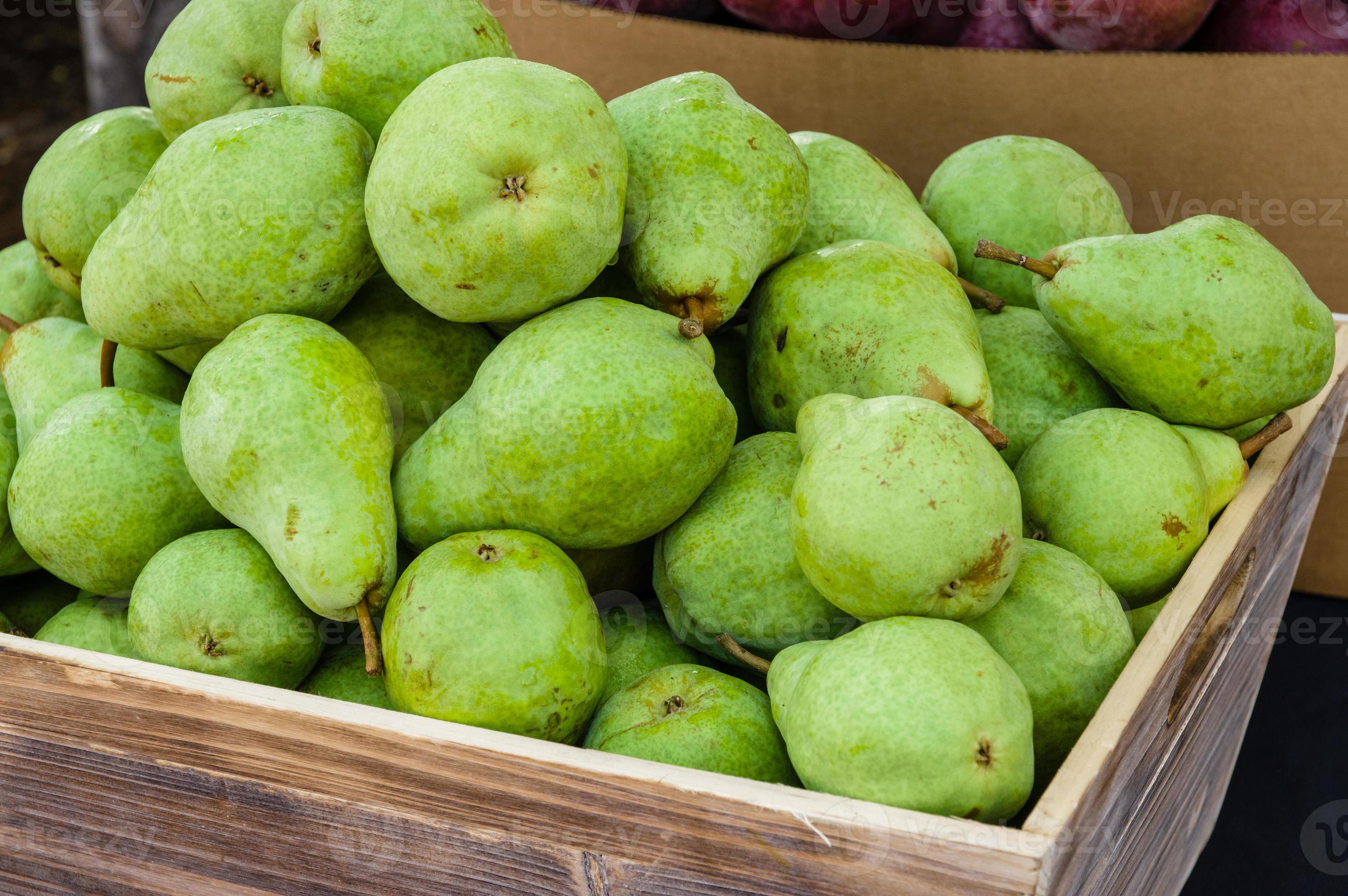 Green bartlett pears for sale at market 904726 Stock Photo at Vecteezy