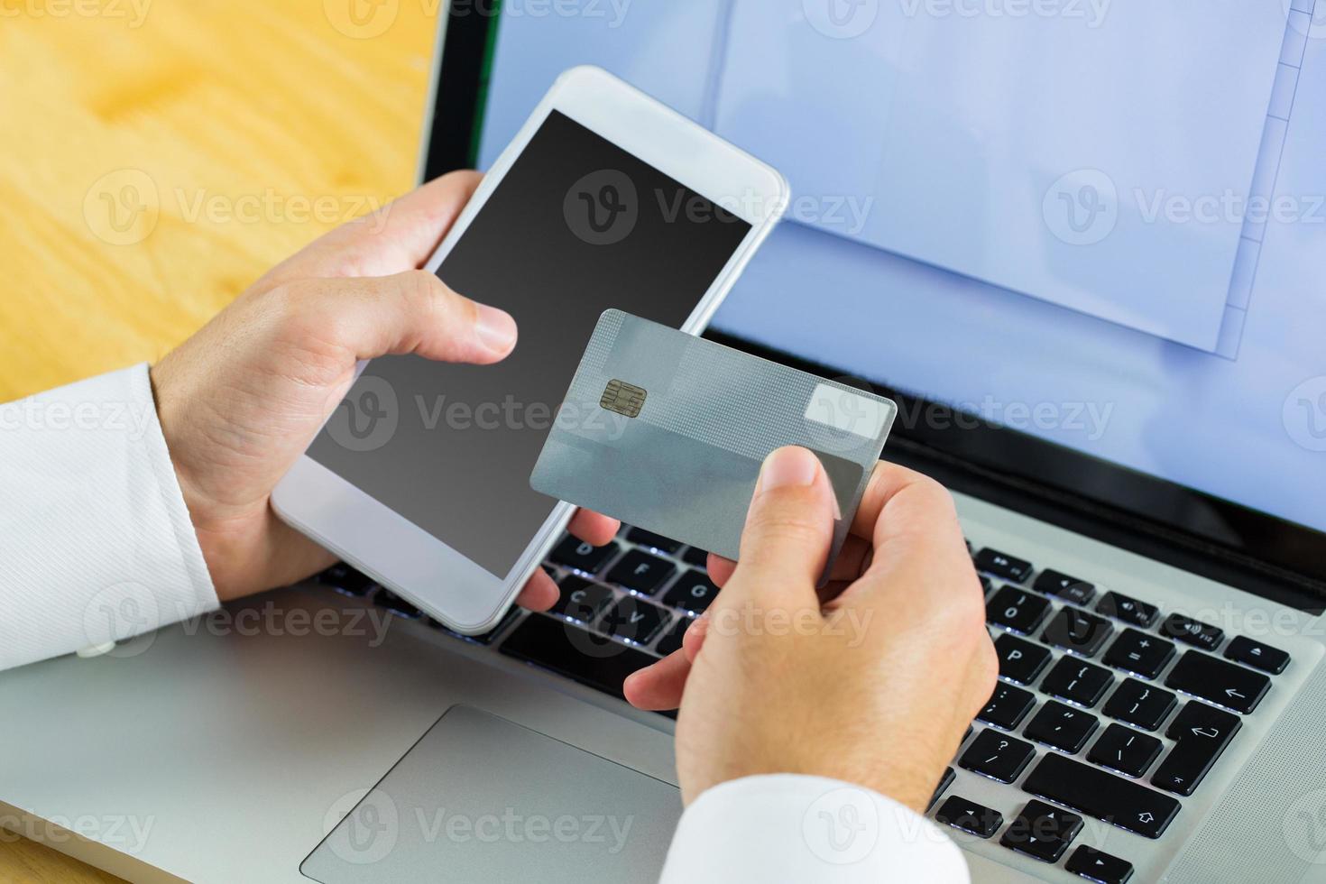 hombre usando laptop para compras en línea foto