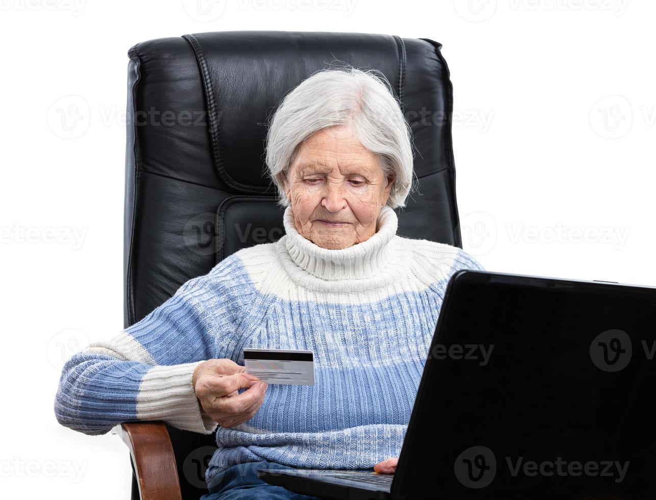 Senior mujer sosteniendo una tarjeta de crédito foto