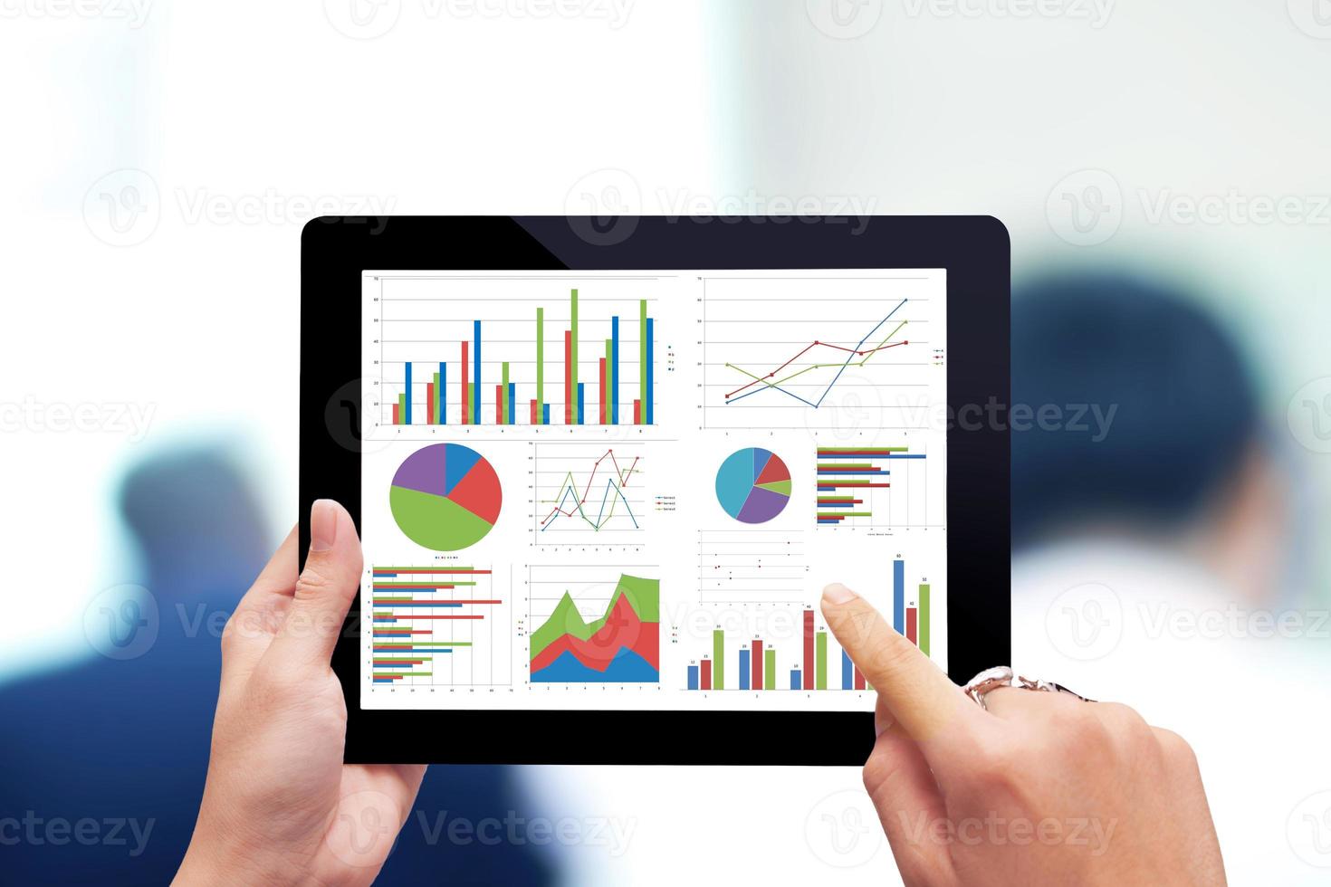 Close-up de manos masculinas tocar tableta con diagrama de negocios foto