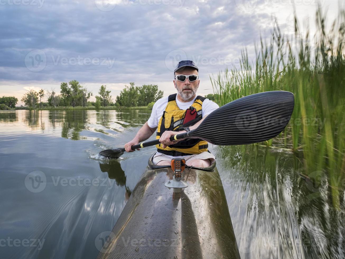 remando kayak de mar en un lago foto