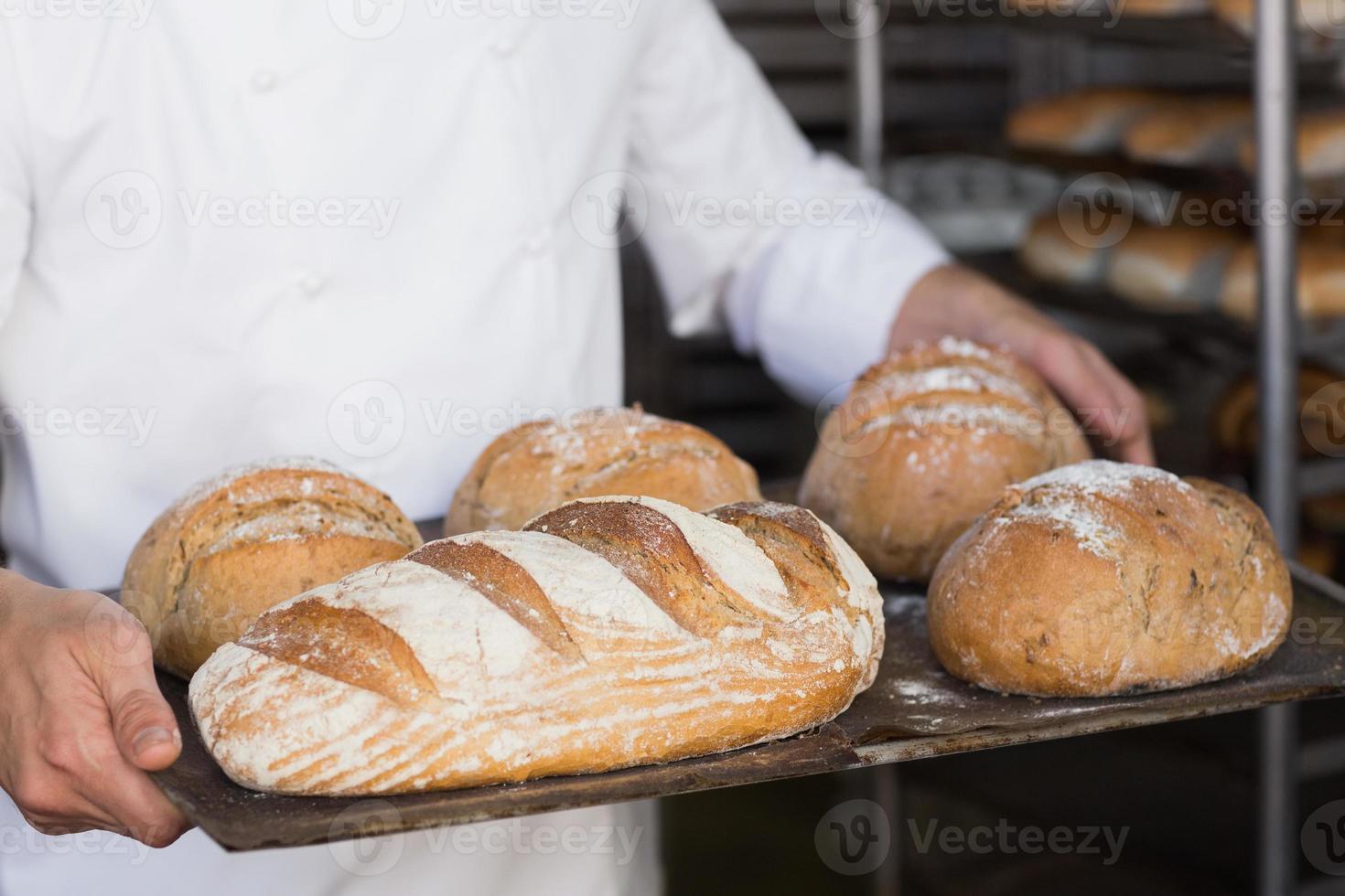 panadero con bandeja de pan foto