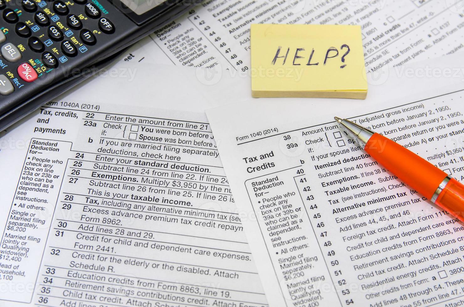 concepto de impuestos: formulario con calculadora, dinero, bolígrafo foto