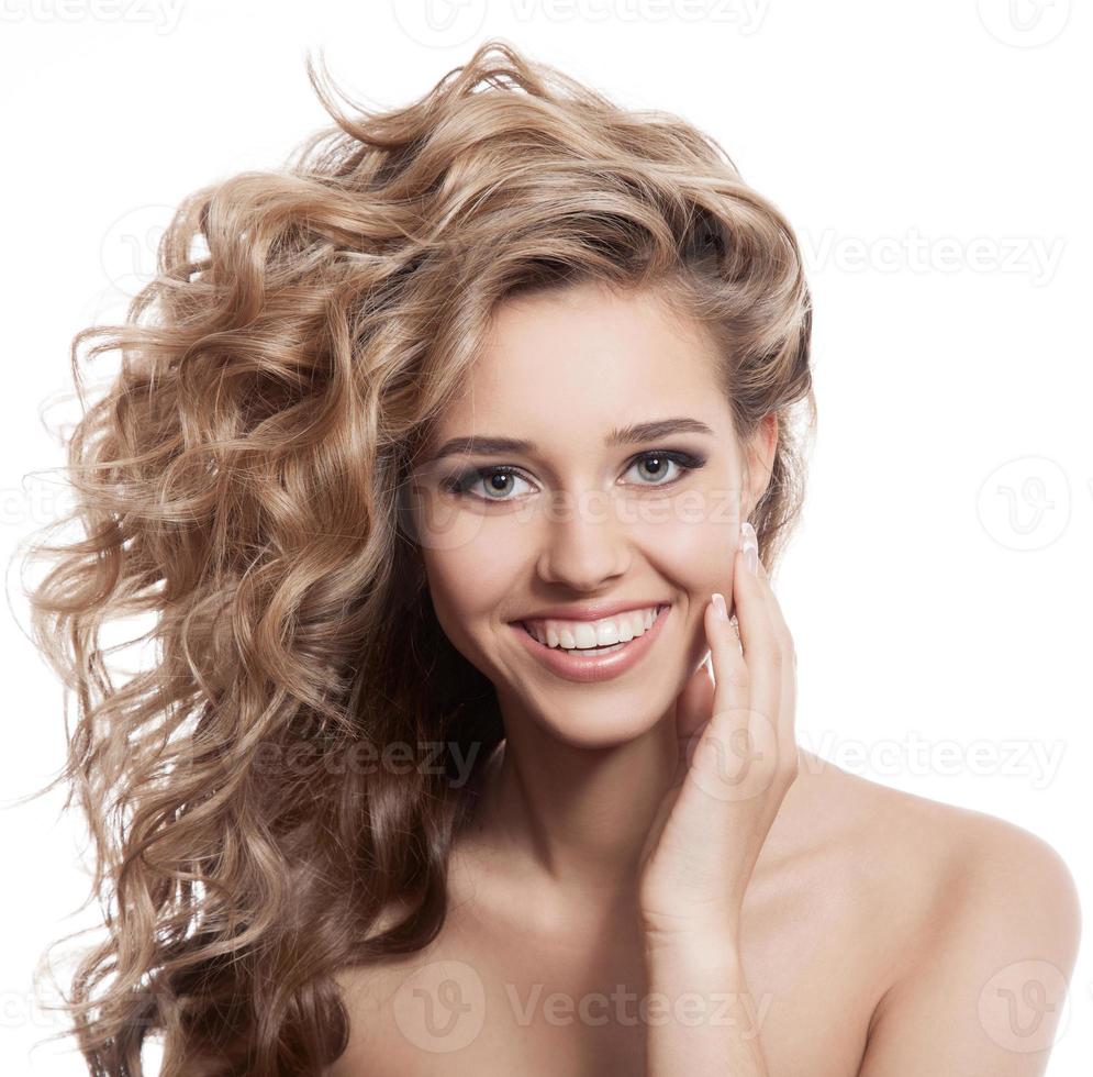 hermoso retrato de mujer sonriente sobre fondo blanco foto