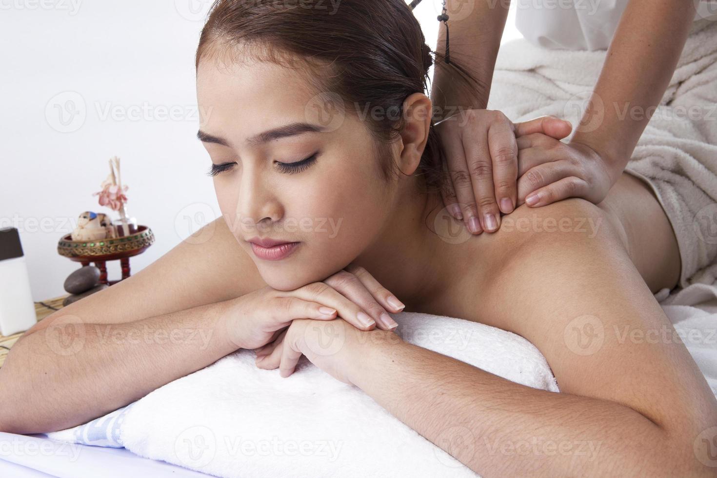 primer plano de una mujer joven que recibe masaje de espalda en el spa foto