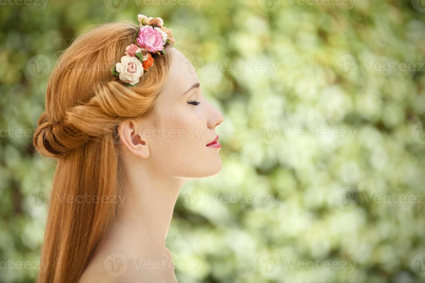 hermosa mujer joven con corona de flores en el cabello foto