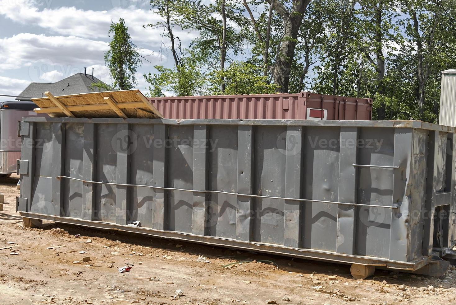 contenedores de basura en el sitio de construcción foto