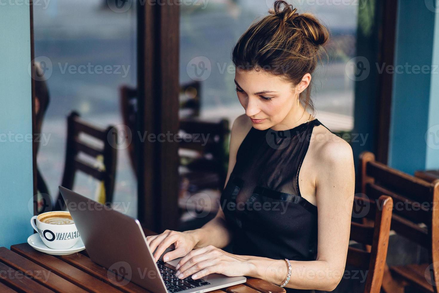 atractiva mujer de negocios trabajando en su computadora portátil foto